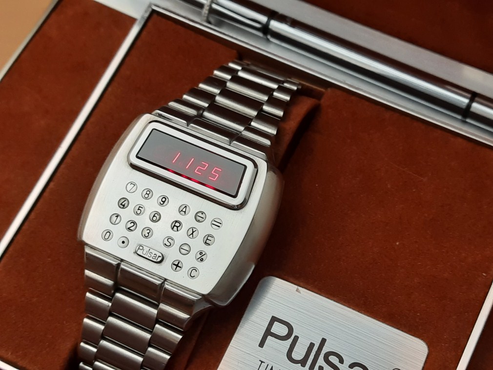 PULSAR CALCULATOR TIME COMPUTER LED 1975 / BOX , STYLUS & BOOKLET