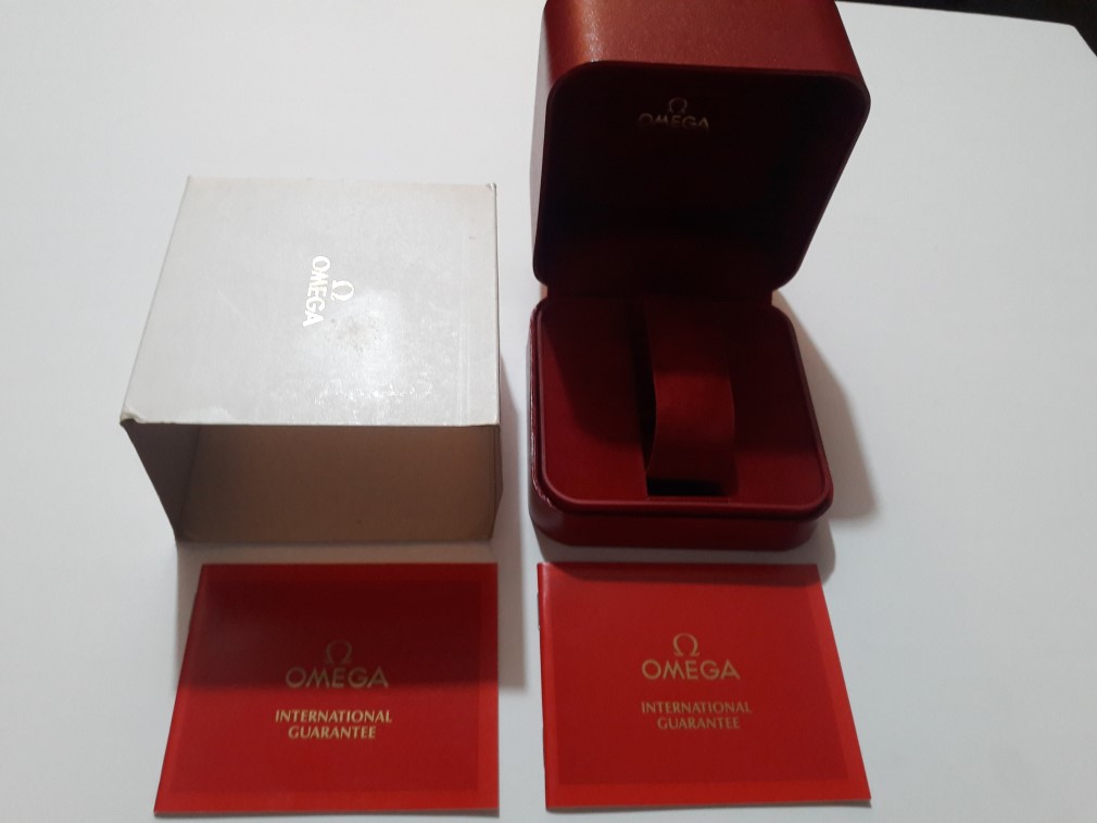 1980'S OMEGA SPEEDMASTER BOX WITH 2 BOOKLETS 1981 OMEGA GUARANTIES